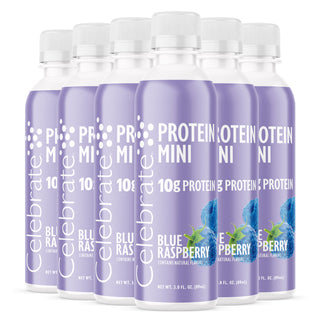 Varias botellas de sabor Mini Blue Raspberry de Proteína sobre un fondo blanco